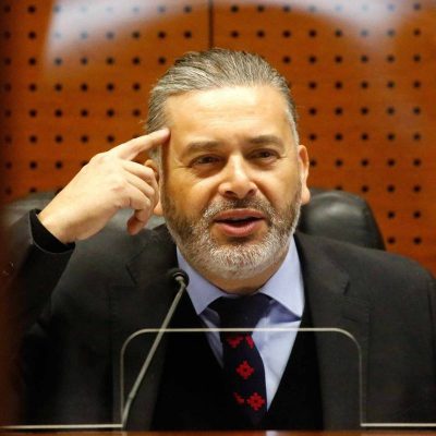 Decisión de Juez Urrutia causa indignación en redes sociales.