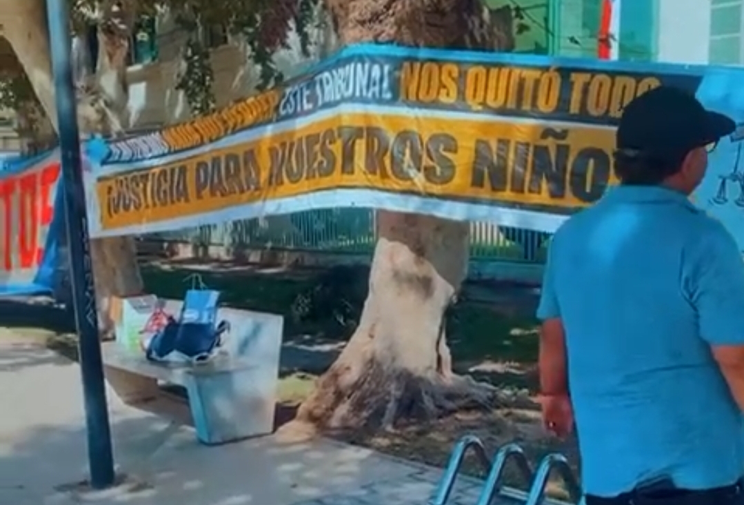 ¡Lucha de padres en Los Andes! 👨‍👩‍👧‍👦💪 Familias se manifestaron frente al tribunal de familia para exigir justicia.