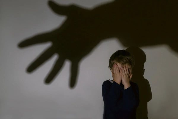 La estremecedora muerte de una niña de 3 años quemada, golpeada y maltratada desde que nació: su madre quedó en prisión.