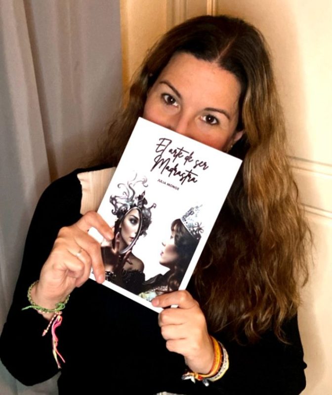 Entrevista a Julia Monge autora del libro el arte de ser madrastra: «Cuando comencé como madrastra sólo tenía 30 años, y me vi muy sola.»
