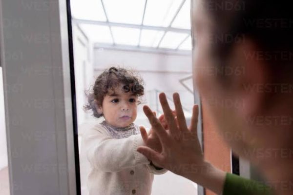 Un padre y su pareja le impiden el contacto a una madre con su hija: ‘Si yo no quiero, no te la paso’.